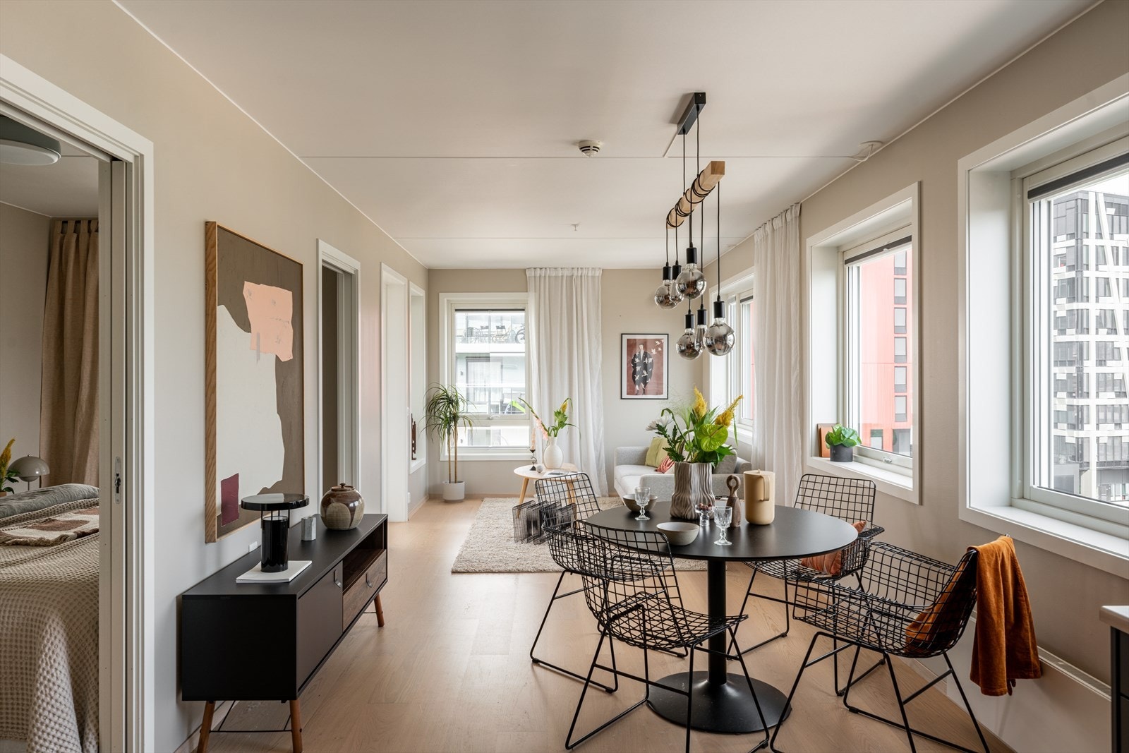 Det er også god plass til spisebord hvor du kan invitere til hyggelige middagsselskaper. Galleribilde