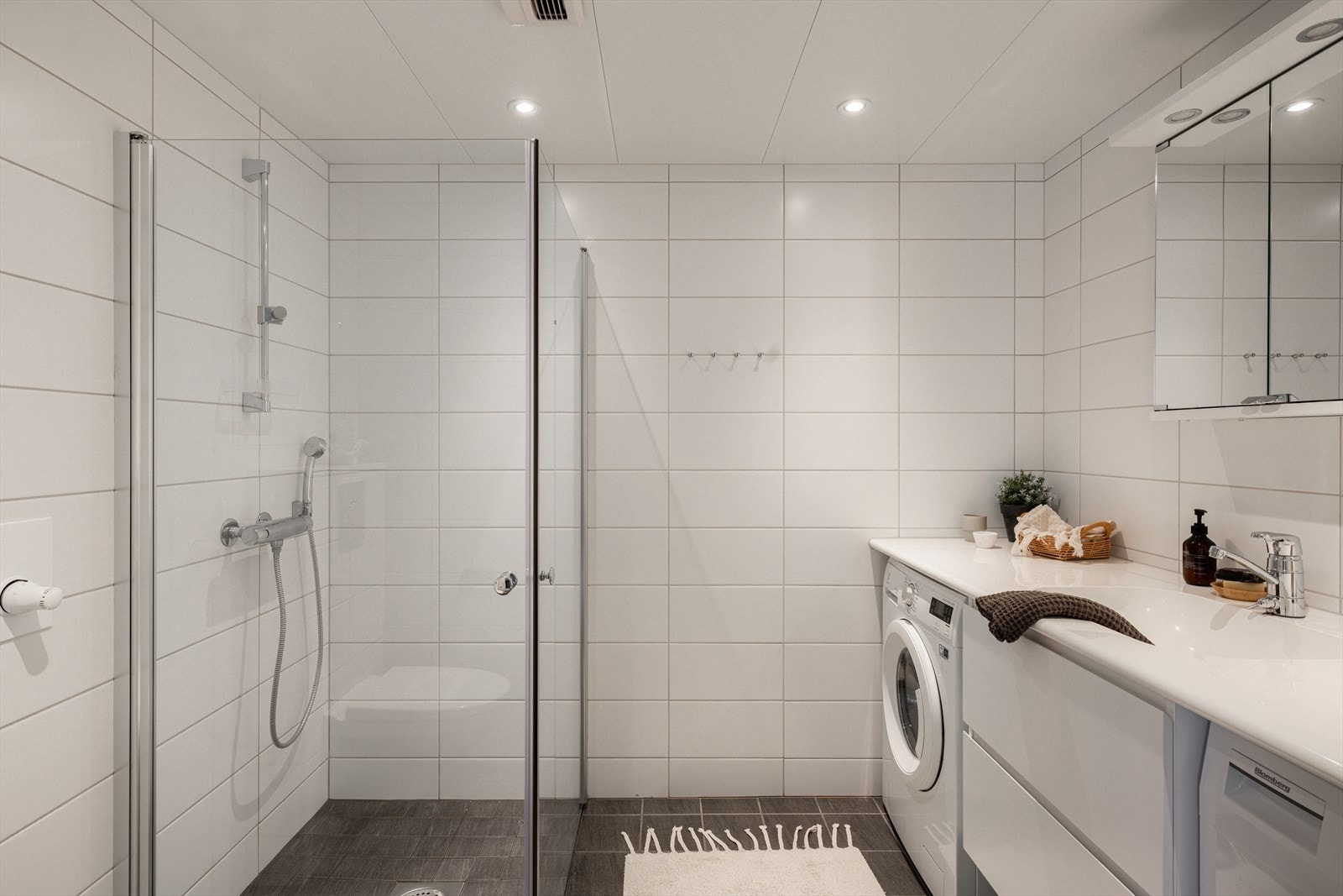 Leiligheten har et delikat baderom med downlights i tak og gulvvarme som gir en lun og behagelig atmosfære. Galleribilde
