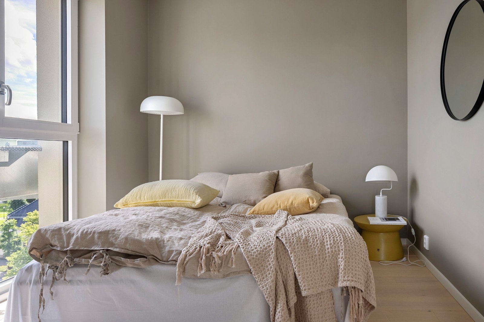 Soverom 1, store fine vinduer som gir en harmonisk og god atmosfære. Galleribilde