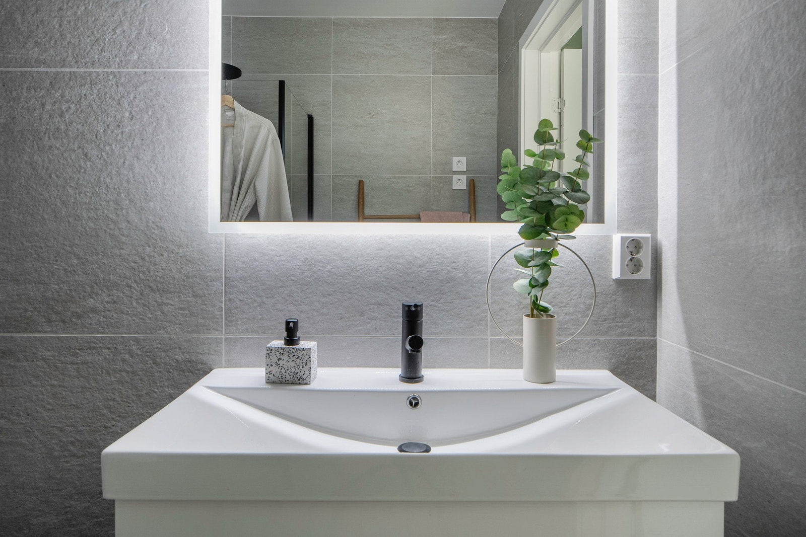 Bad leveres med dusjgarnityr, dusjvegg og servantinnredning. Vegghengt WC. Opplegg for vaskemaskin. Galleribilde