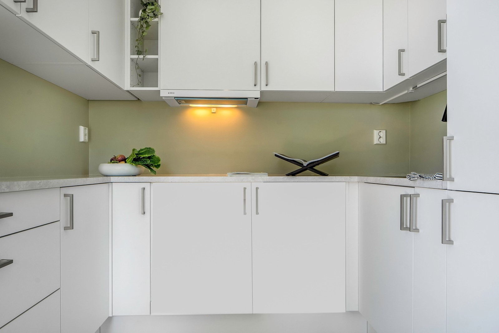 Kjøkken er levert av HTH med glatte, hvite overflater. Benkeplater 30mm med underlimt oppvaskkum av stål. Galleribilde