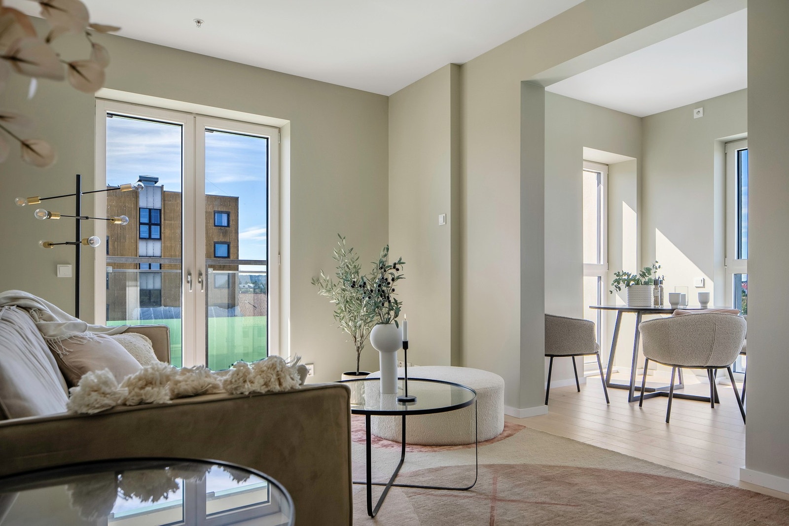 Tak har malte, glatte overflater med Downlights i enkelte soner. Galleribilde