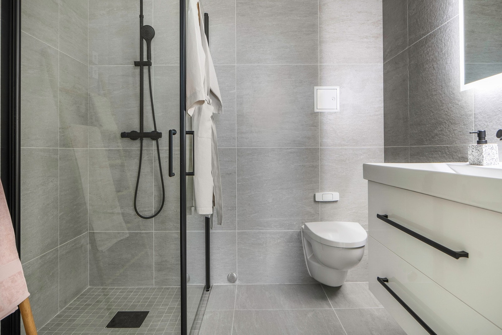 Keramiske fliser på bad i grå utførelse. Galleribilde