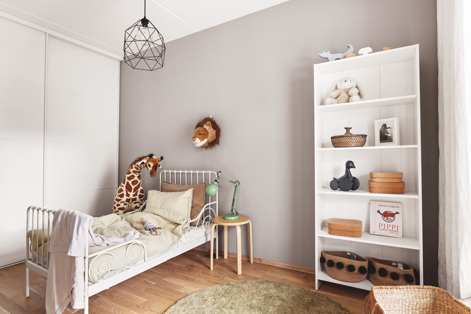 Soverom 2 er velegnet som barnerom, gjesterom eller kontor alt avhengig av hvilket behov man har. Galleribilde