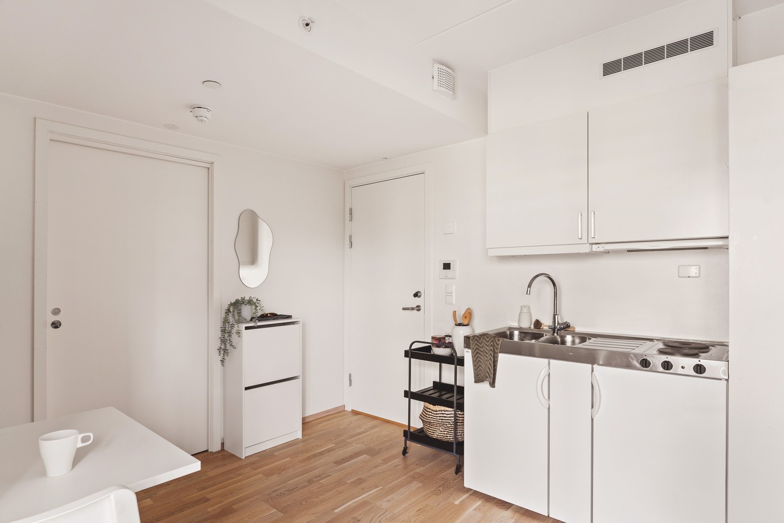 Hybelen er innredet med hybelkjøkken med heldekkende oppvaskkum. Galleribilde