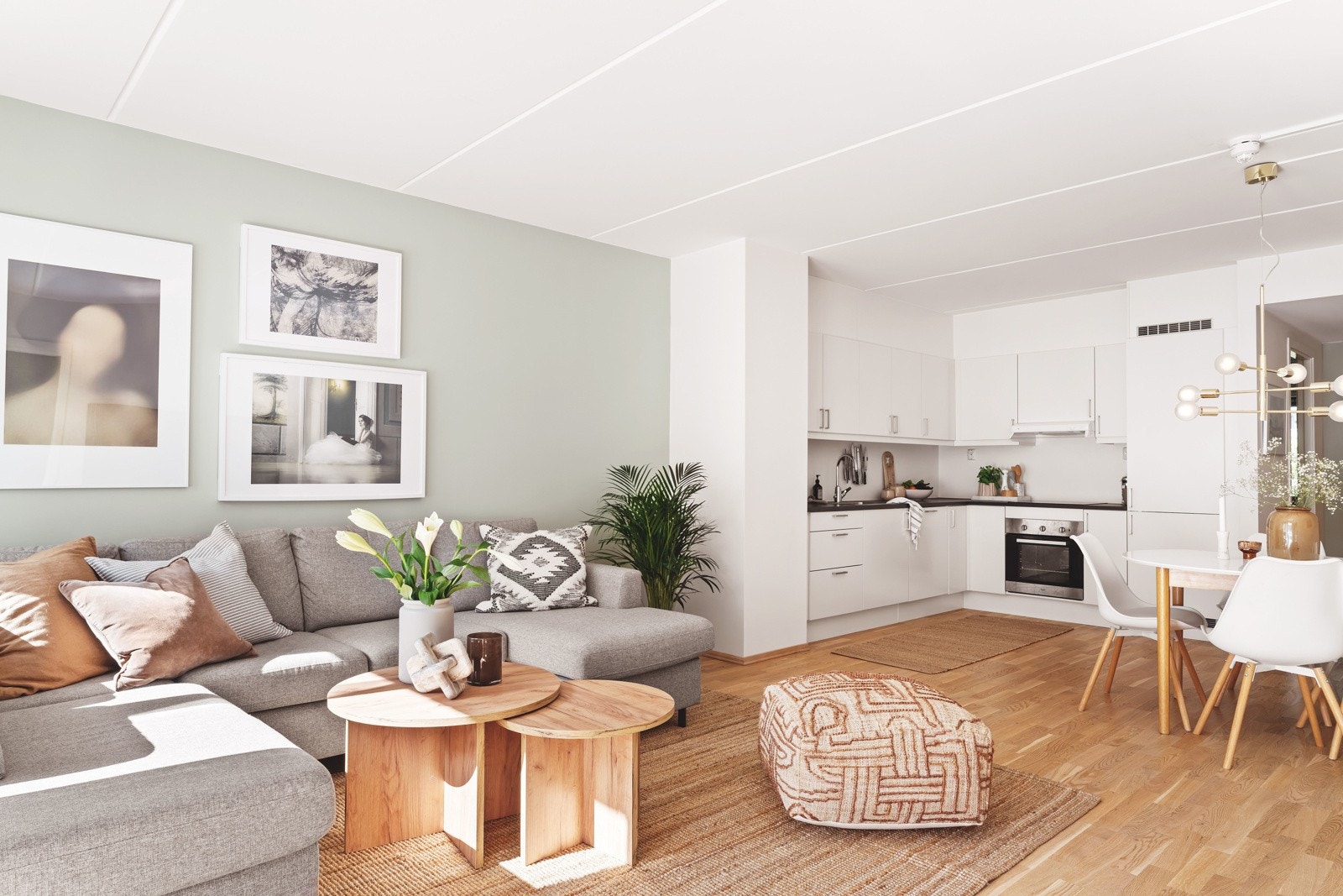 Kjøkkenet er i åpen løsning i stuen. Galleribilde