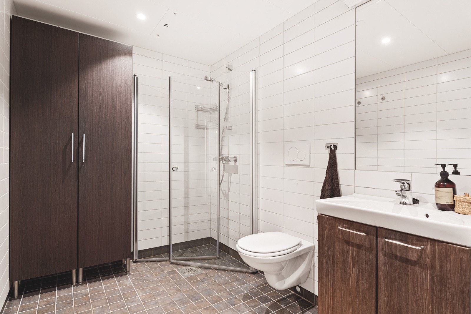 Delikat, flislagt bad med vannbåren gulvvarme. Galleribilde