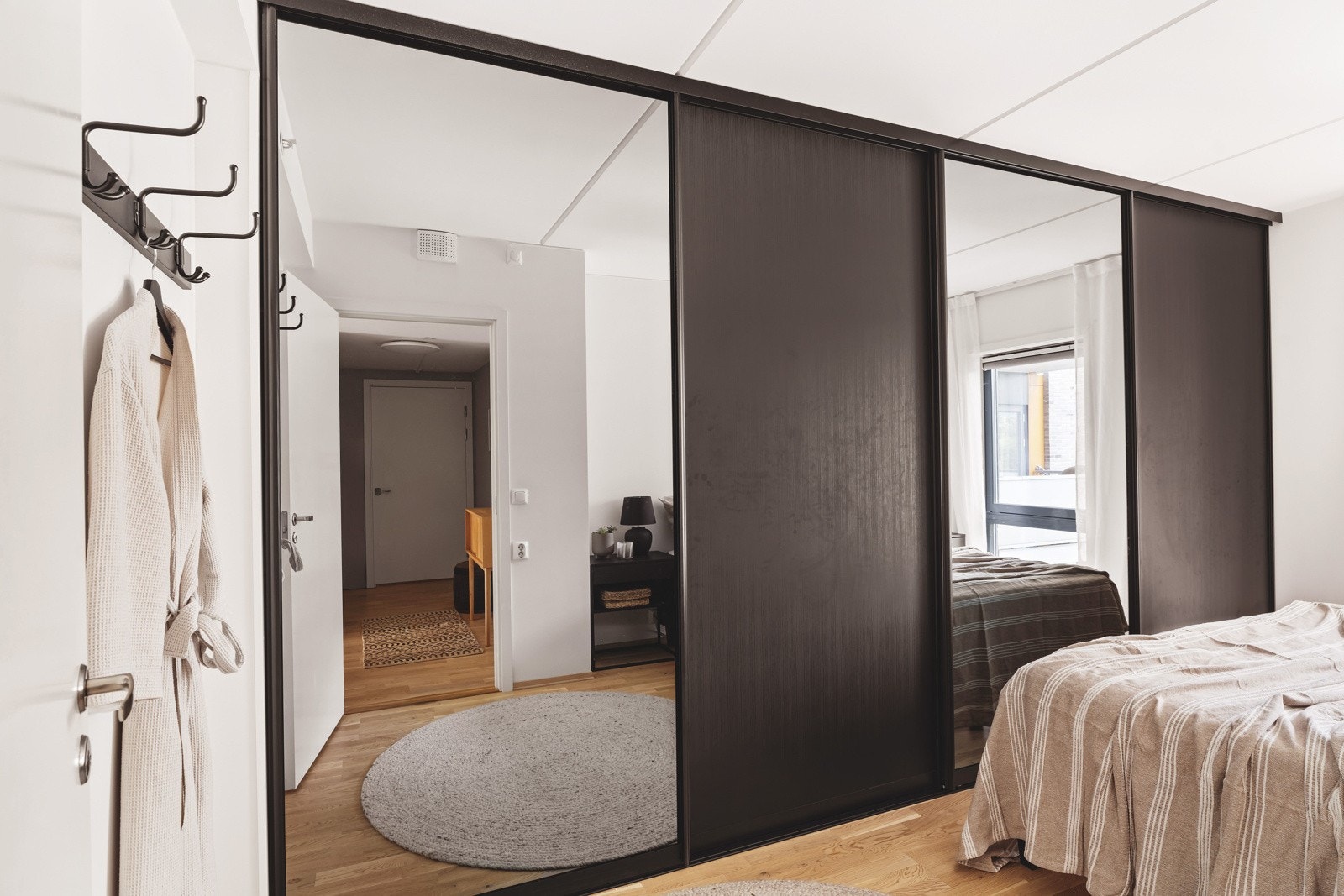 God plass for oppbevaring av klær og utstyr i skyvedørsgarderoben, dels med speilfronter. Galleribilde