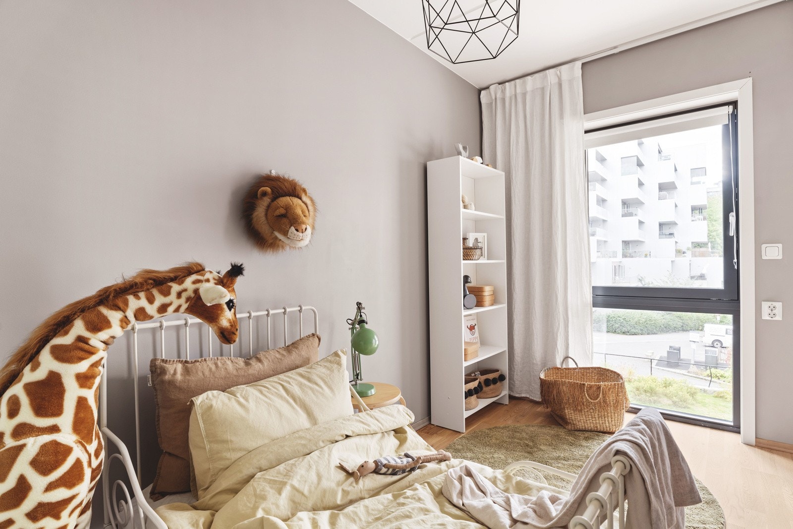 Soverommene er som leiligheten forøvrig malt i tidsriktige farger og det er parkett på gulvene. Galleribilde