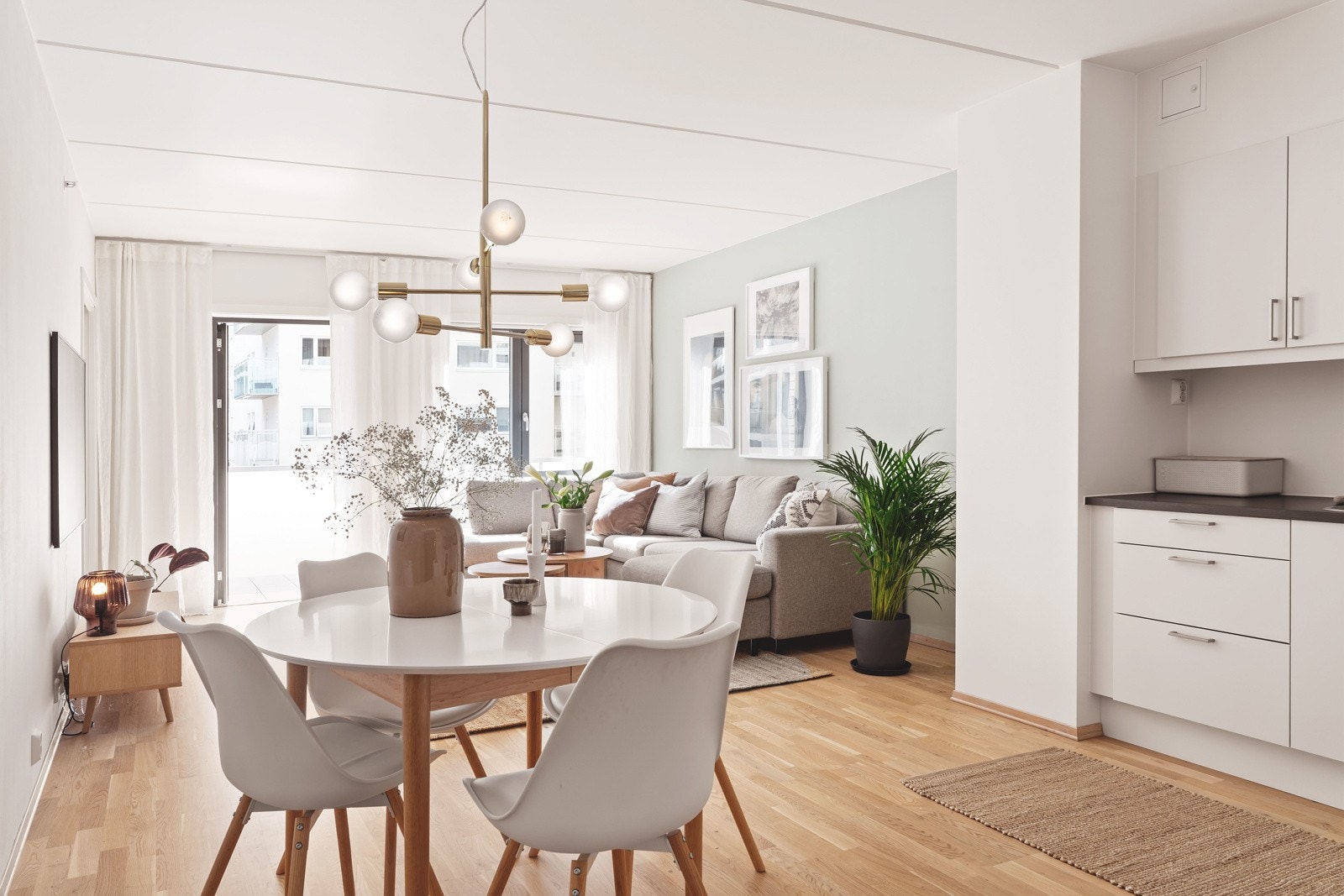 Spiseplass i tilknytning til stuen og kjøkkenet innbyr til sosialt samvær med familie og venner. Galleribilde