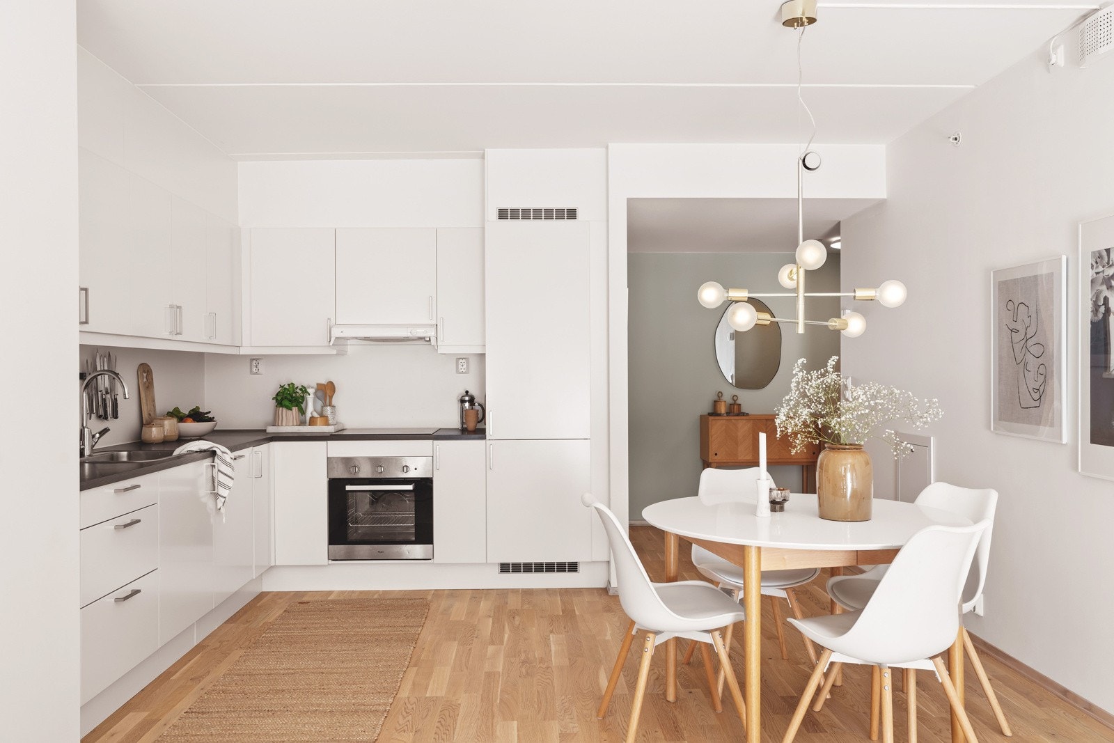 Moderne HTH kjøkkeninnredning med malte glatte fronter. Galleribilde