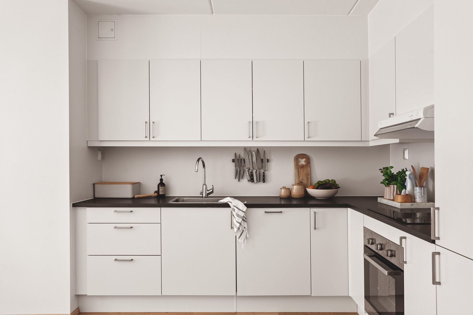 Integrerte hvitevarer fra Whirlpool som; oppvaskmaskin, kjøl/fryseskap, stekeovn og induksjon platetopp Galleribilde