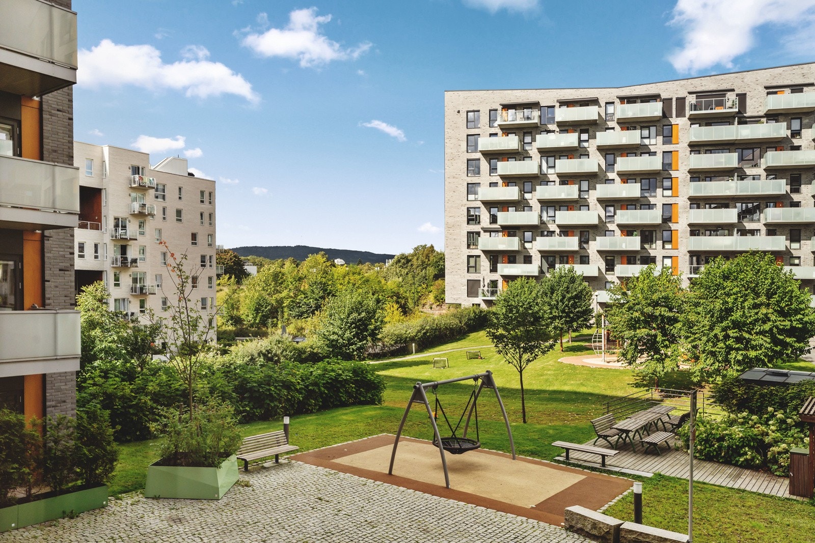 Fellesomten er pent opparbeidet med gressplen, beplantning og lekeområder for de minste. Galleribilde