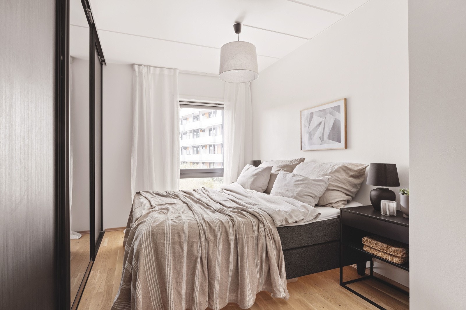 Det er to gode soverom i leiligheten - begge med god plass til dobbeltseng og annet soveromsmøblement. Galleribilde