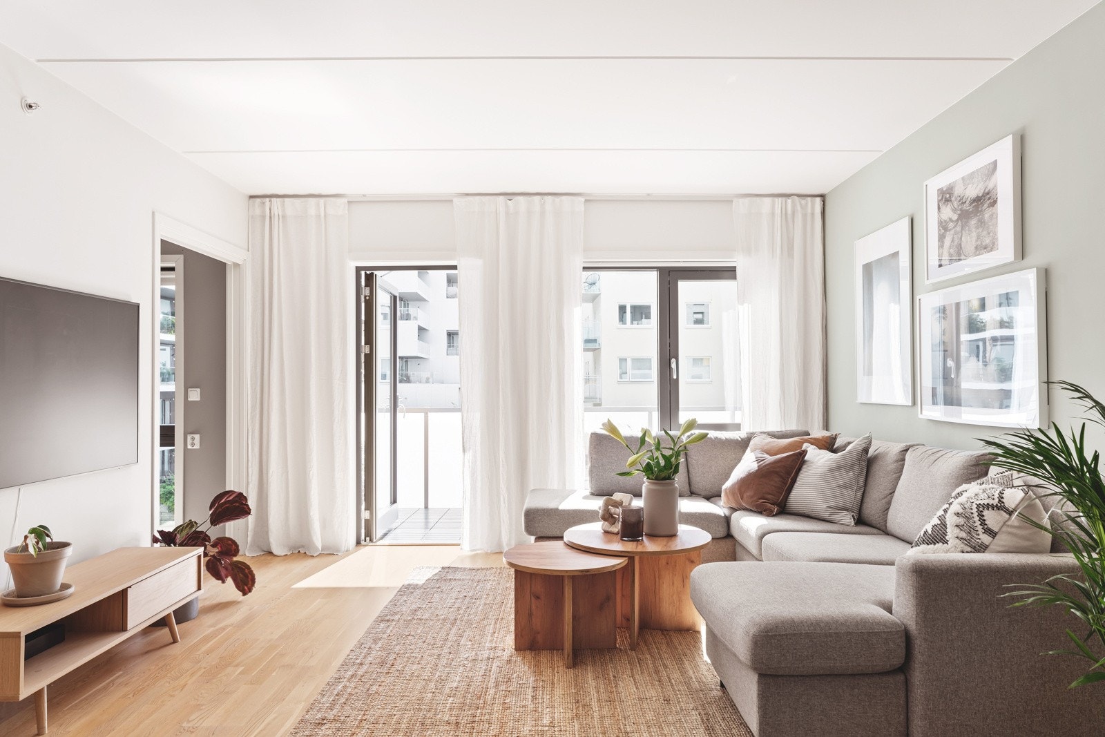 Lys og fin stue med svært gode lysforhold fra store sydvendte vindusflater og utgang til balkong. Galleribilde