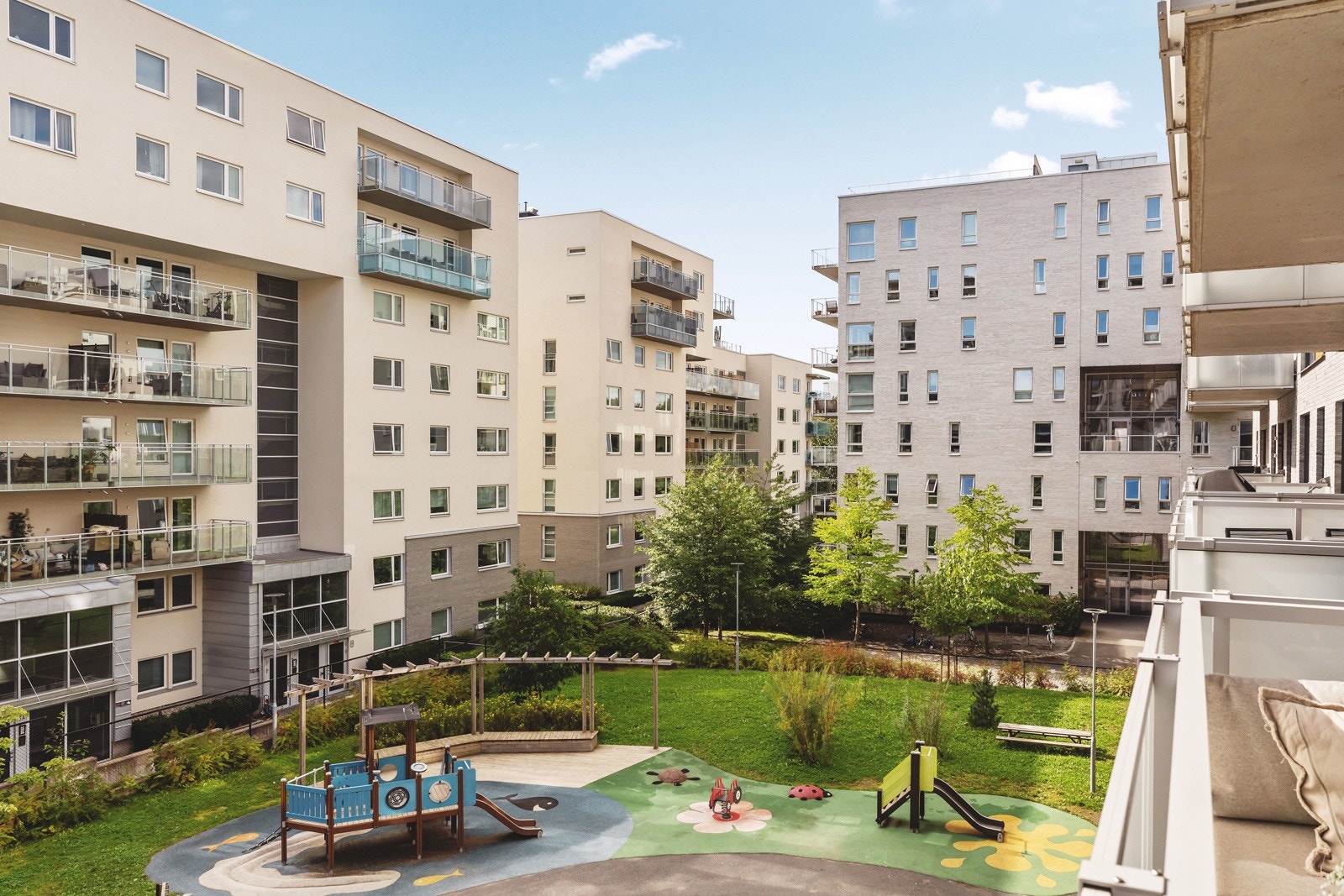 Flott utsikt fra balkongen ut mot fellestomten. Galleribilde