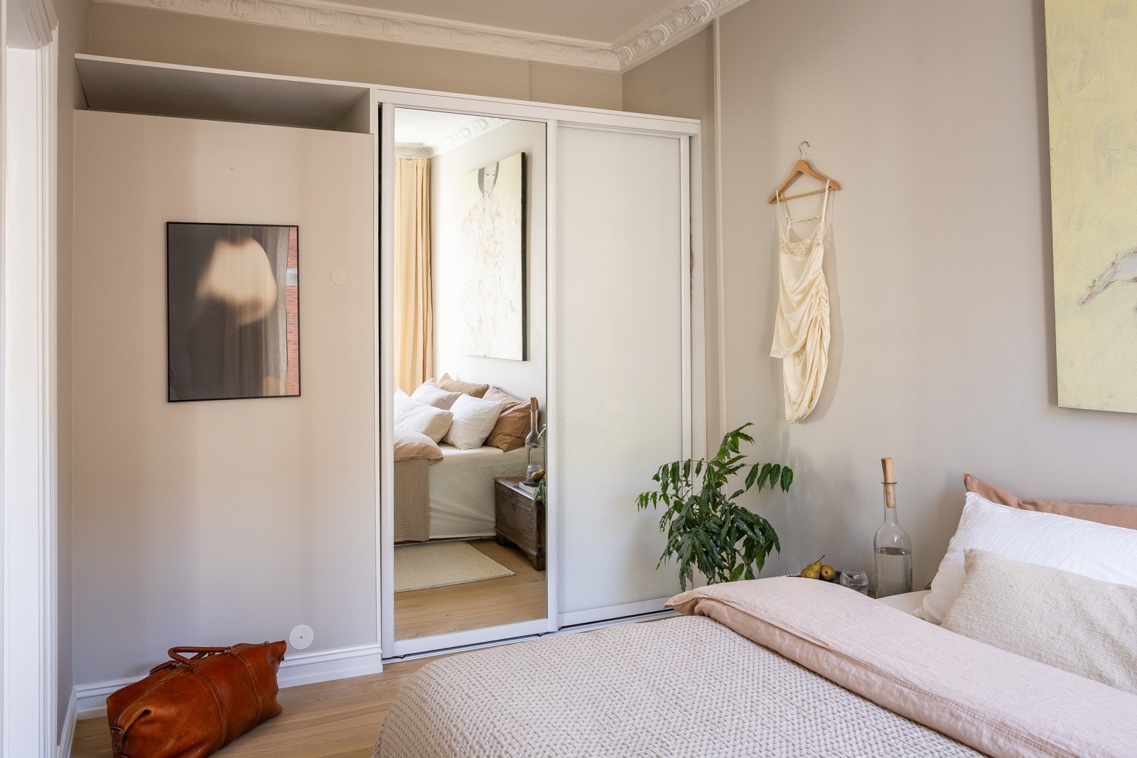 Hovedsoverommet er romslig og har plassbygget skyvedørsgarderobe. Galleribilde