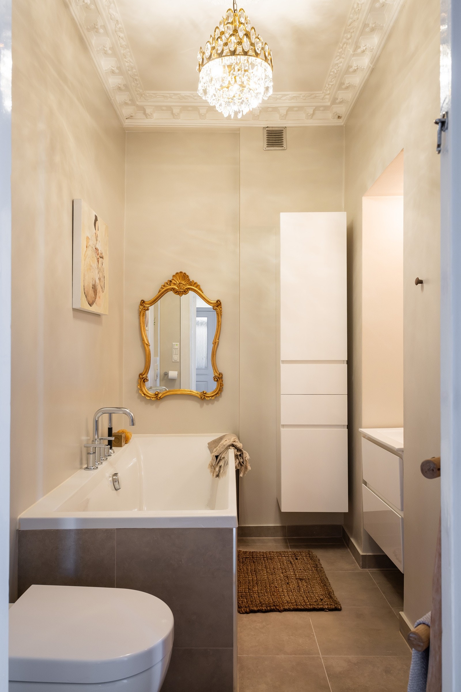 Badet har gjennomgått en betydelig oppgradering. Taket ble hevet og dekorativ stukkatur og rosett ble montert. Oppussingen ble utført av fagfolk. Galleribilde