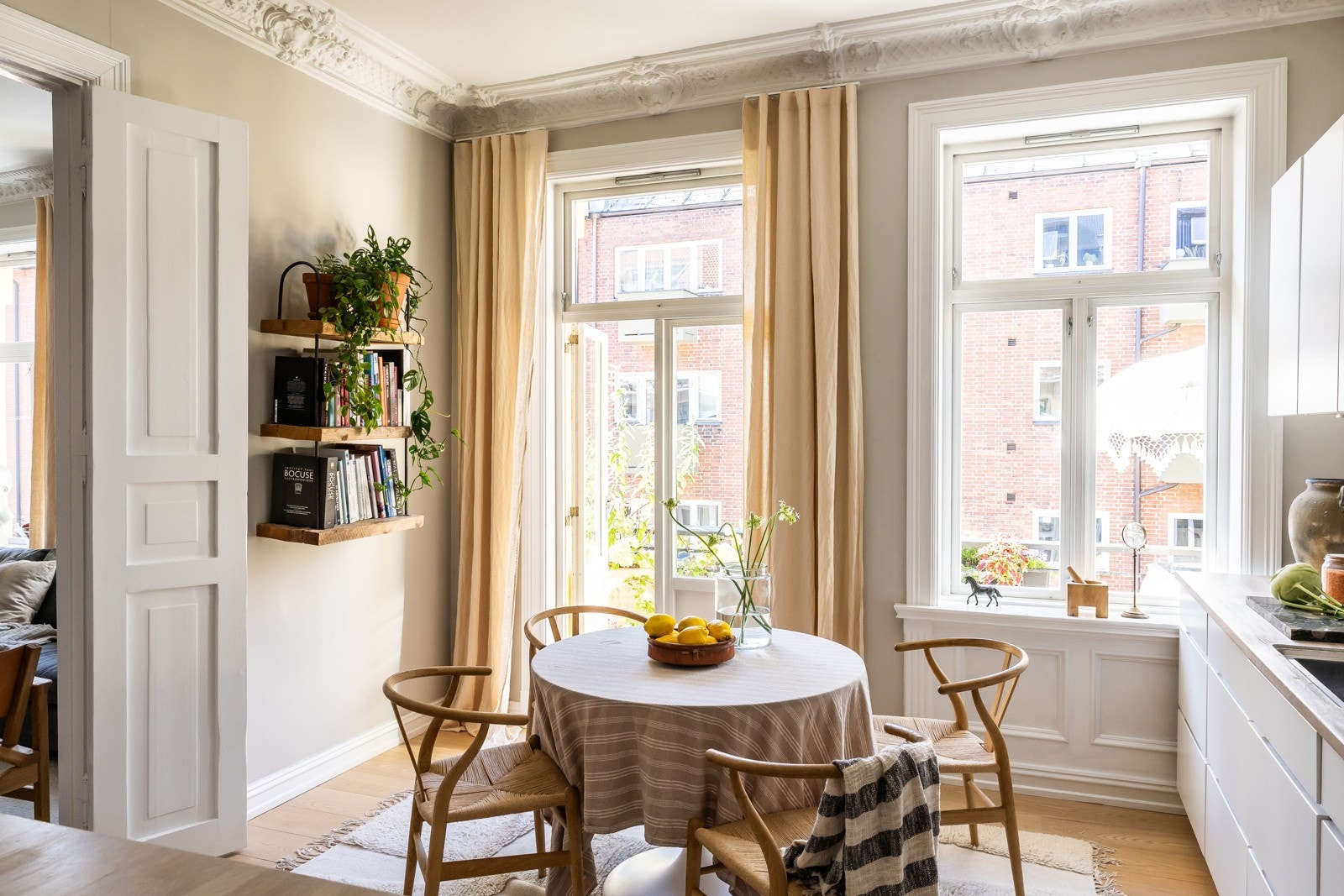 Balkongen fungerer som en naturlig forlengelse av boligen, spesielt om sommeren når balkongdøren ofte står åpen hele dagen. Galleribilde