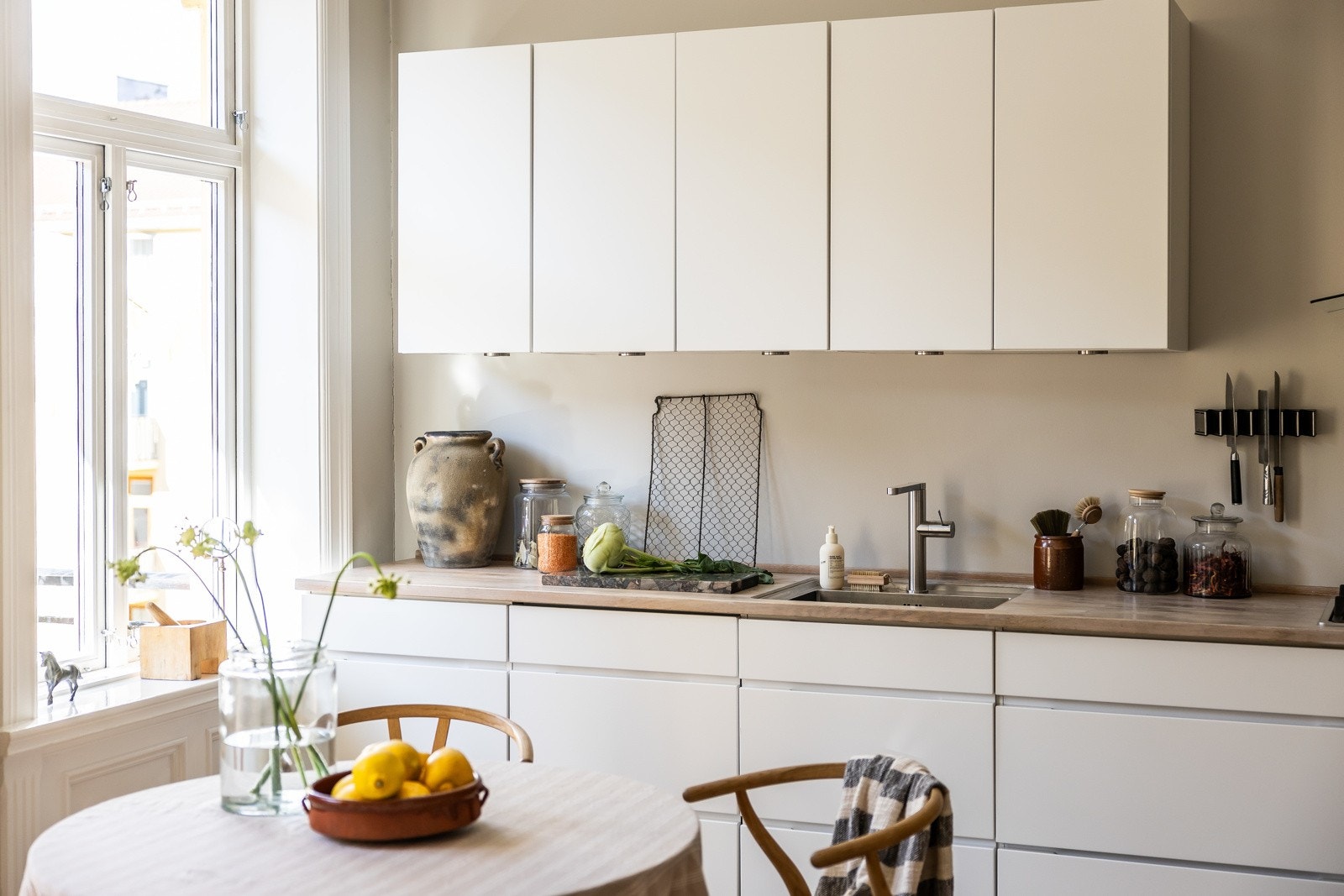 Integrerte hvitevarer som oppvaskmaskin fra Siemens og stekeovn fra Miele. Koketoppen har fem gassbluss fra kvalitetsleverandøren La Germania. Galleribilde