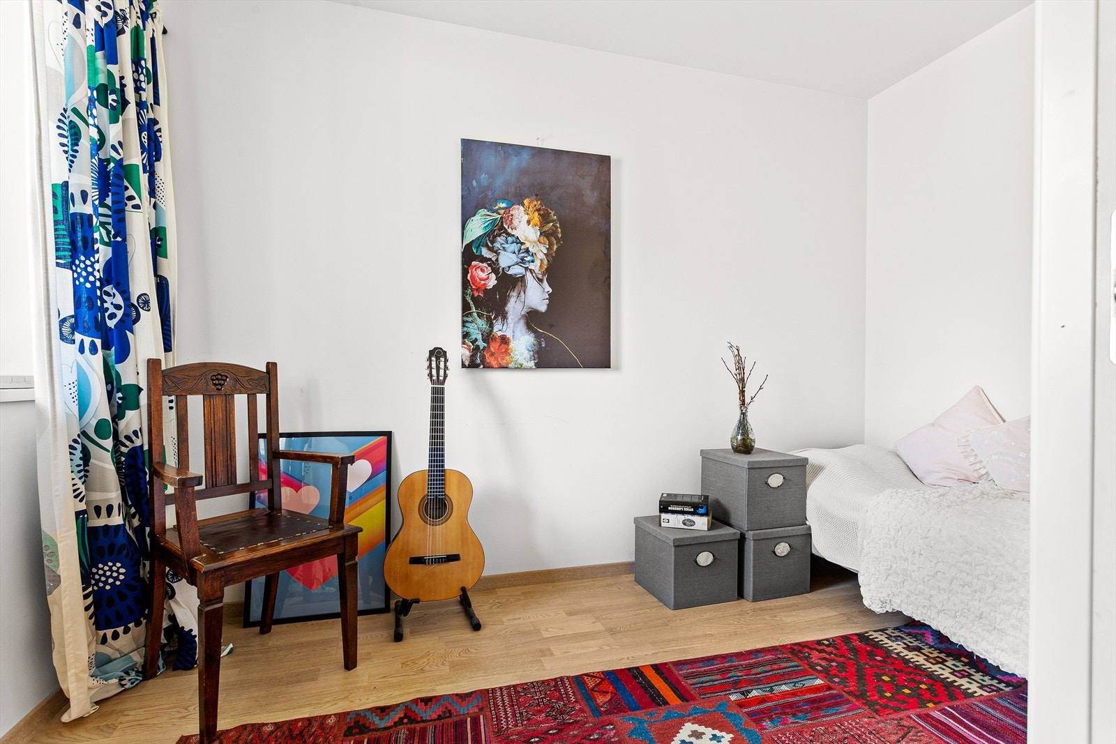 Soverom to har plass til seng og tilhørende nattbord. Galleribilde