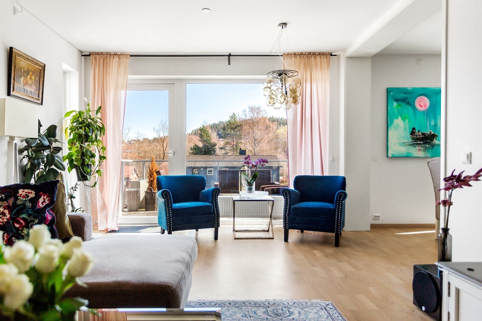 De store vindusflatene og balkongdøren slipper inn rikelig med naturlig lys! Galleribilde