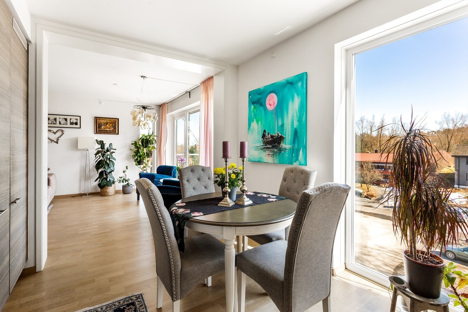 Dette er et bygg fra 2019 og inneholder blant annet 2 soverom, garasjeplass og balkong. En seniorleilighet for de over 55 år.
IN-ordning! Galleribilde
