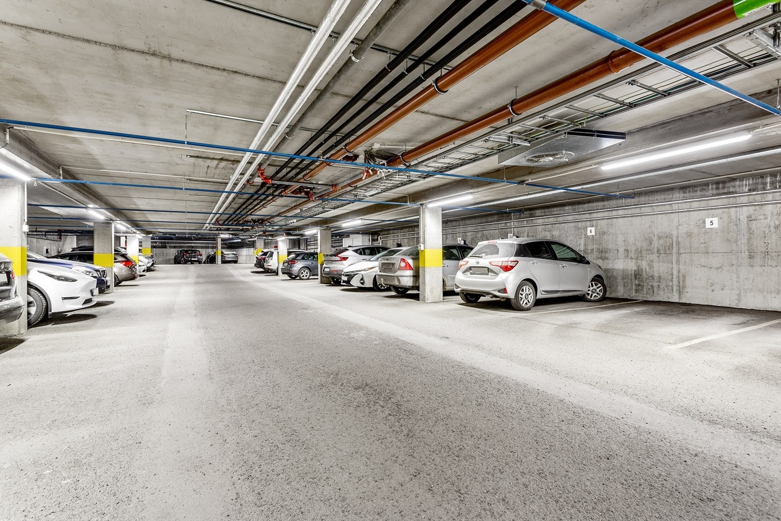 Det medfølger garasjeplass (nr. 6) i garasjeanlegget med mulighet for elbillader. Galleribilde