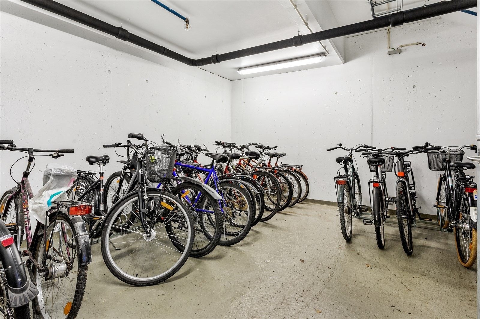 I kjelleren er det også et eget rom for sykkelparkering. Galleribilde