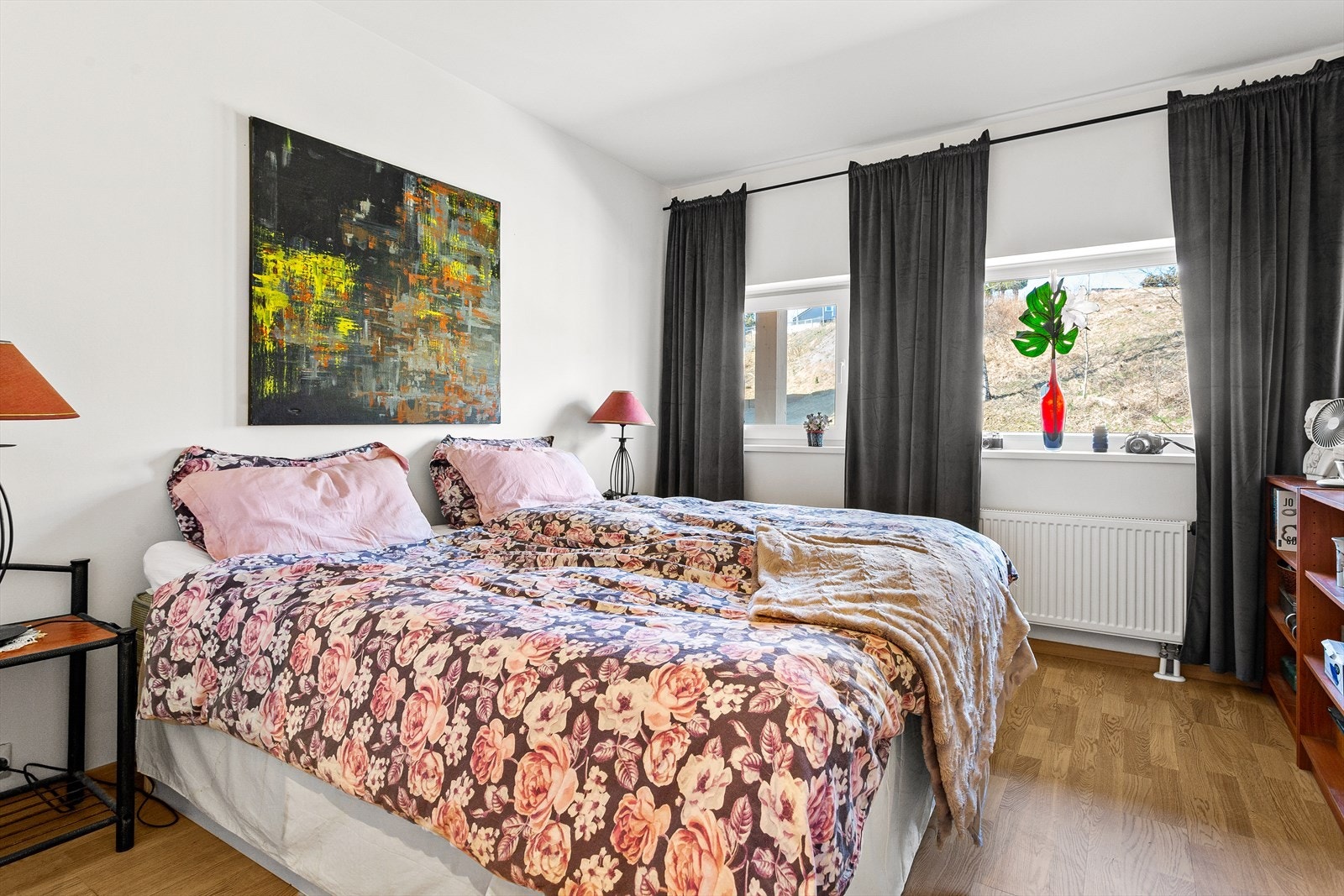 Leiligheten har to lyse soverom av god størrelse. Hovedsoverommet har god plass til dobbeltseng, tilhørende nattbord og øvrig oppbevaring. Galleribilde