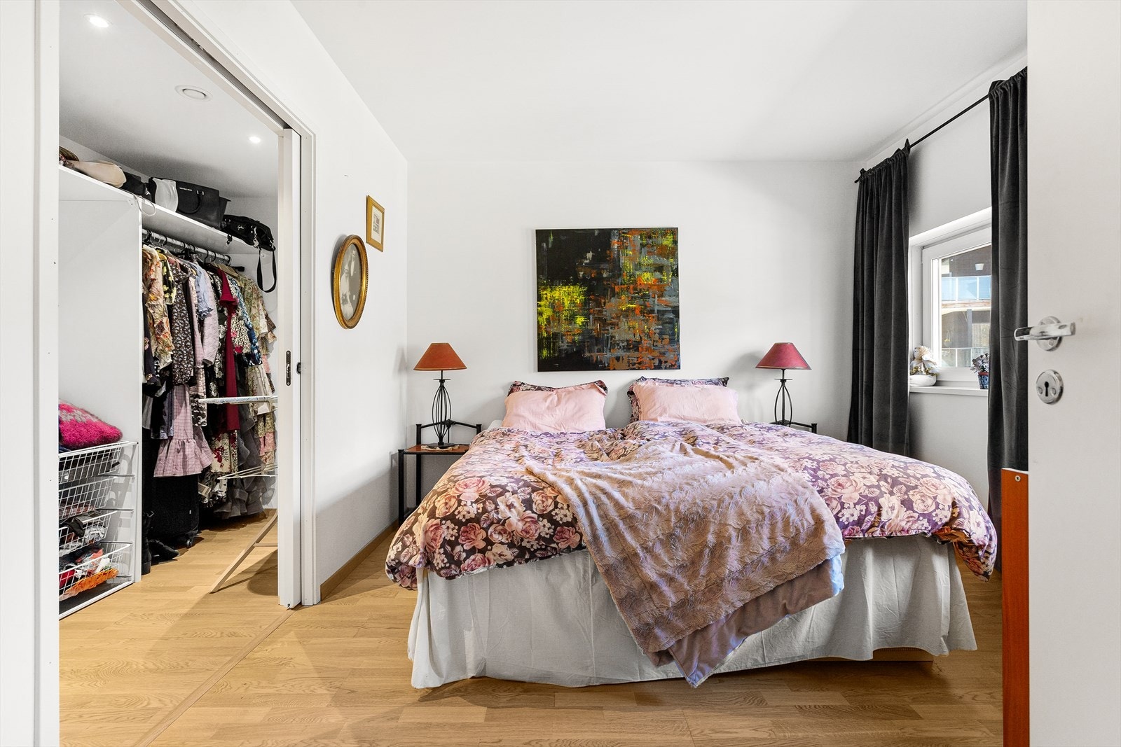 Her er det inngang til et romslig walk-in garderobe. Galleribilde