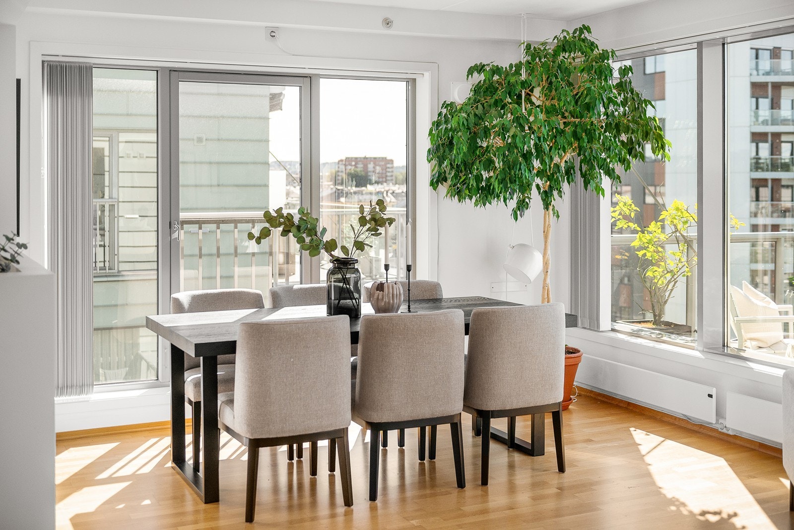 Lys og luftig stue med vinduer fra gulv til tak Galleribilde