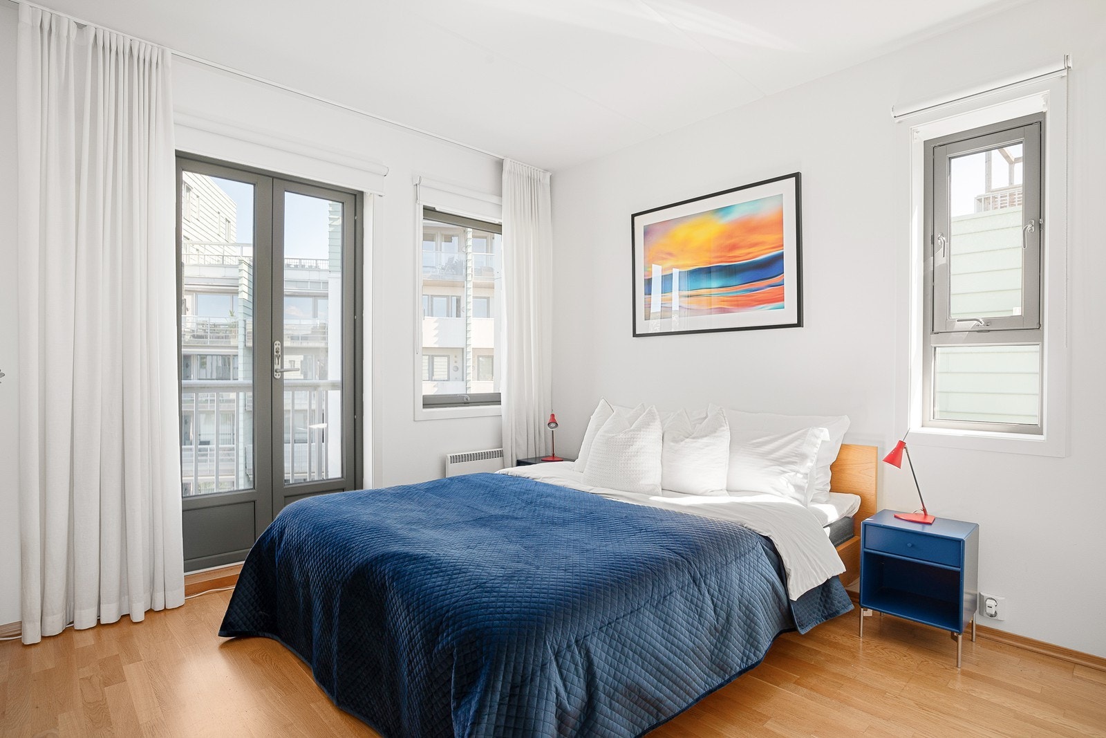 Tilbaketrukket hovedsoverom med liten luftebalkong Galleribilde