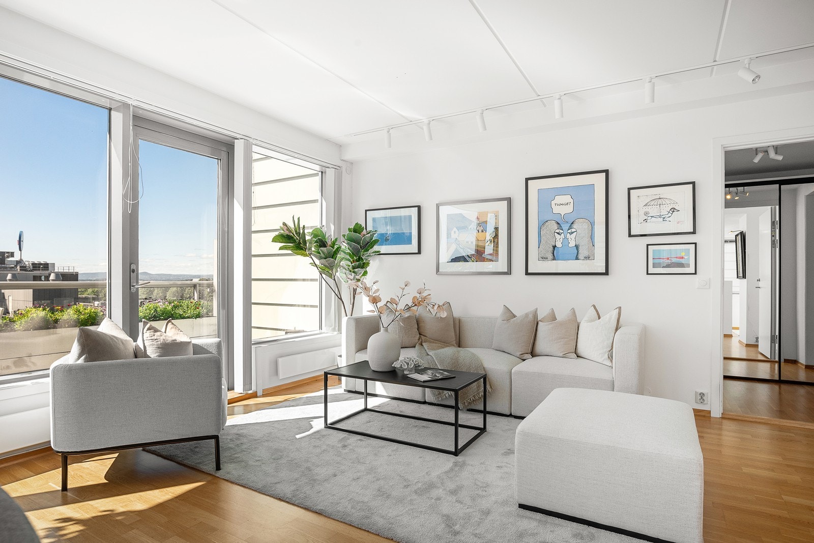 Stue med god plass til det man måtte ønske av møblement Galleribilde