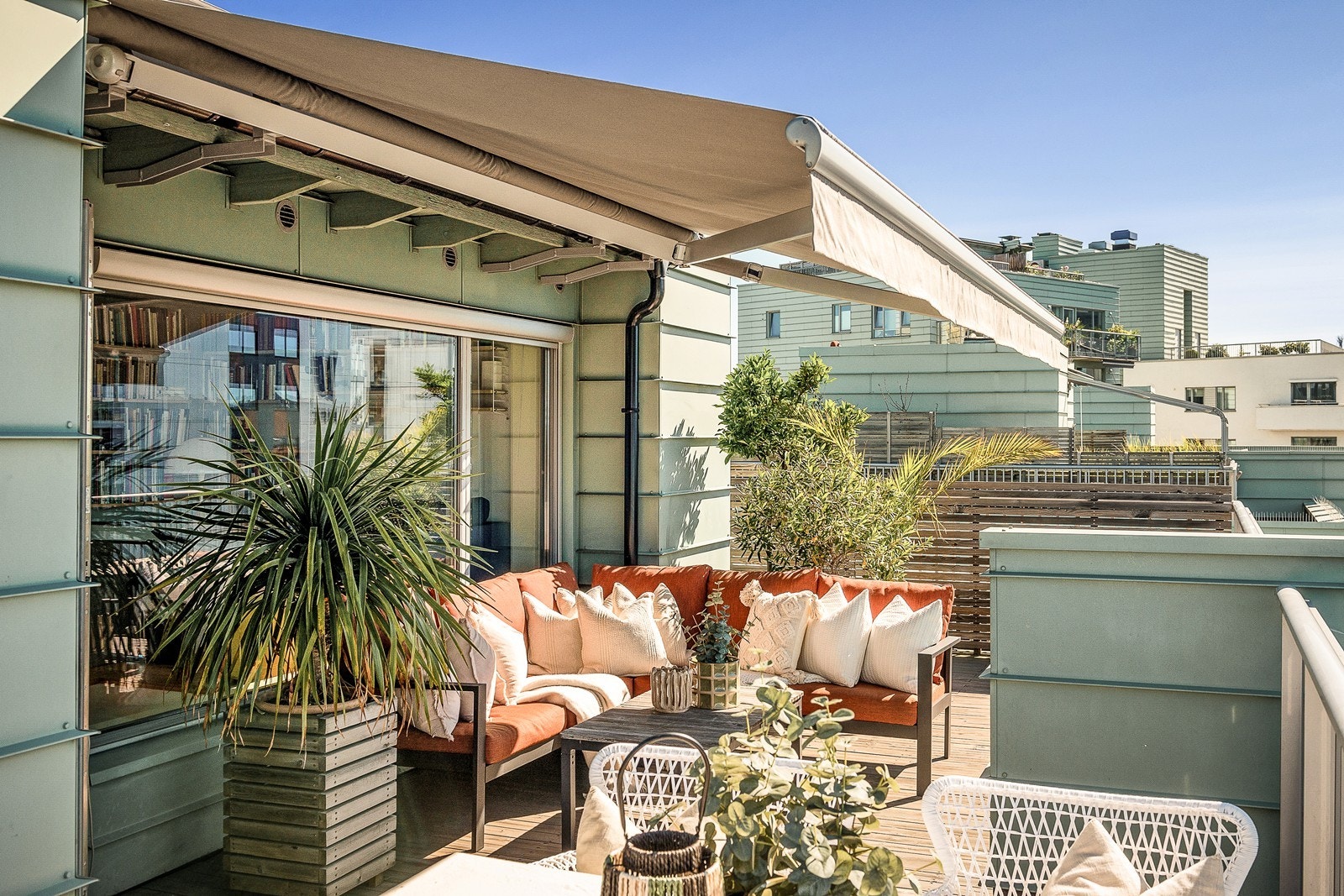 Leiligheten ligger i byggets 8.- og 9. etasje med heis. Hele toppetasjen samt høyre side i etasjen under på bildet Galleribilde