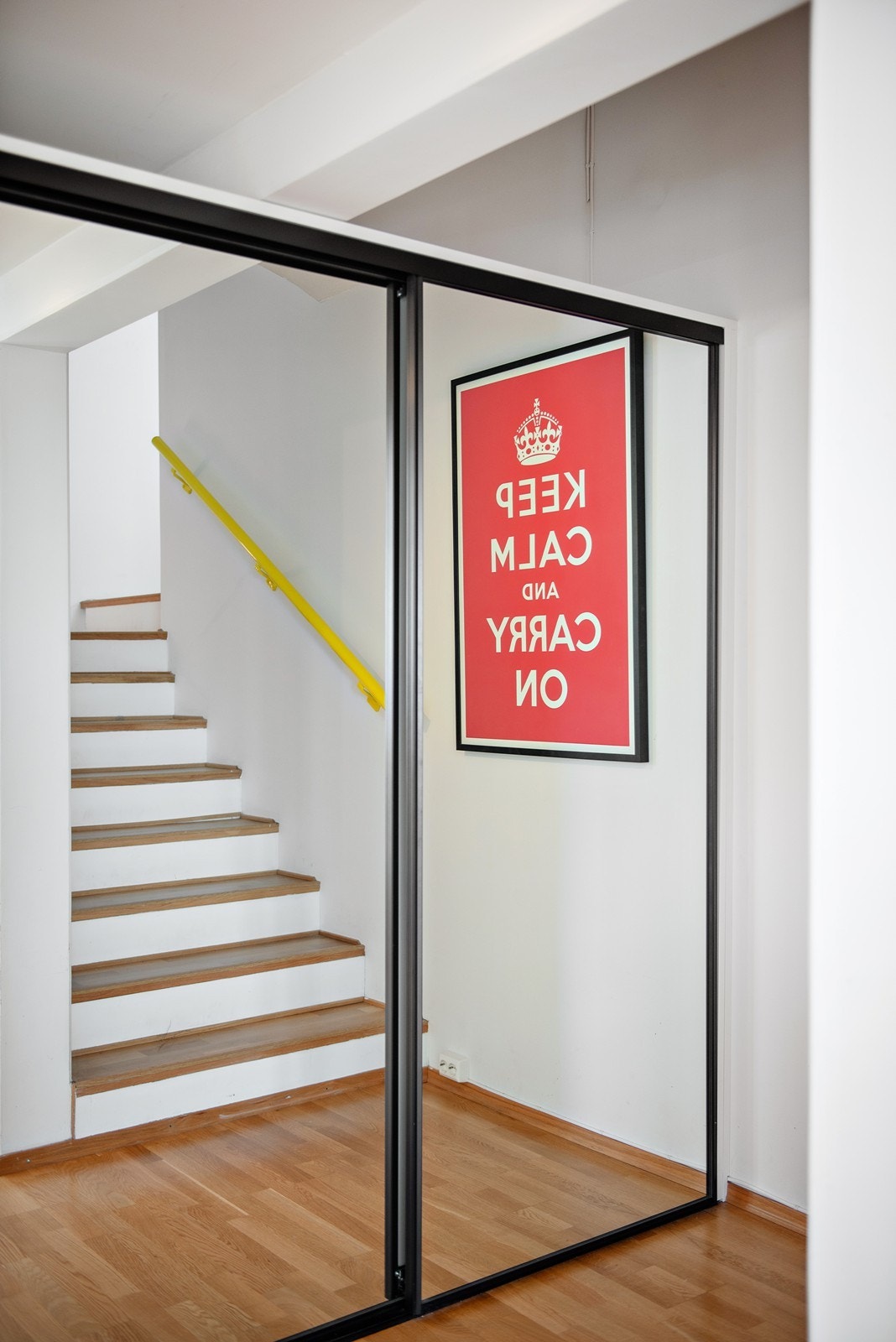 Mellomgang med skyvedørsgarderobe Galleribilde