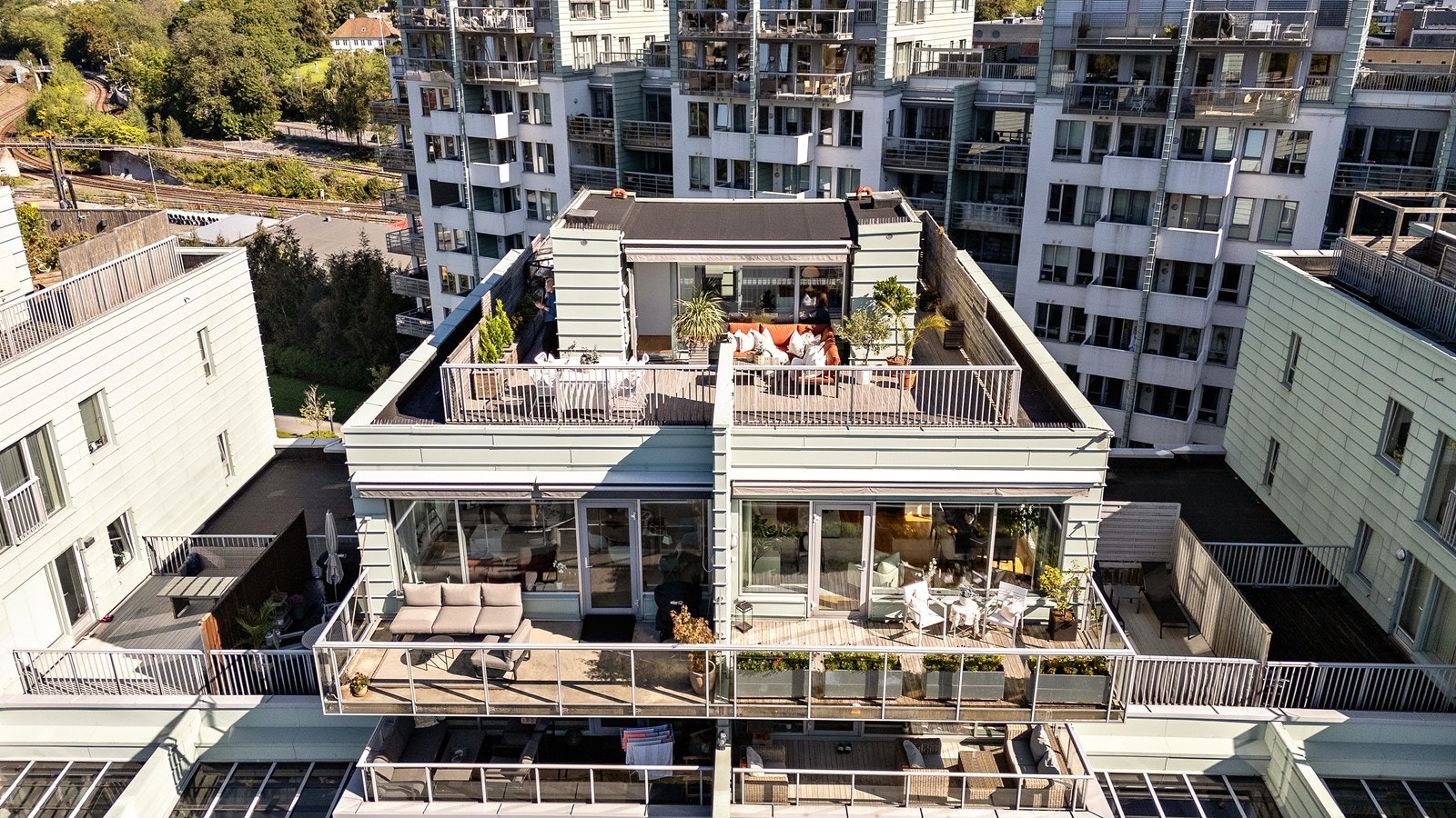 Terrassen går over hele taket med naturlige soner og perfekte solforhold Galleribilde