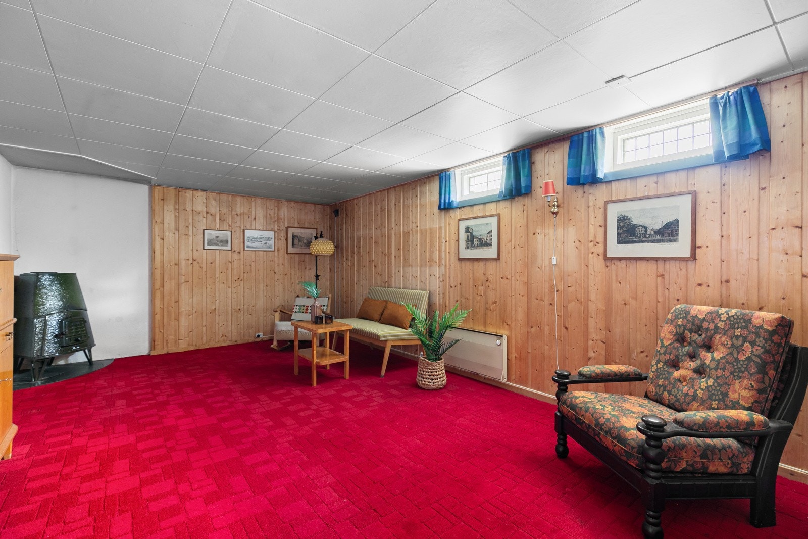 Rommet er ikke søkt bruksendret og har ikke godkjente rømningsvinduer. Rommet er ikke godkjent for varig opphold. Galleribilde