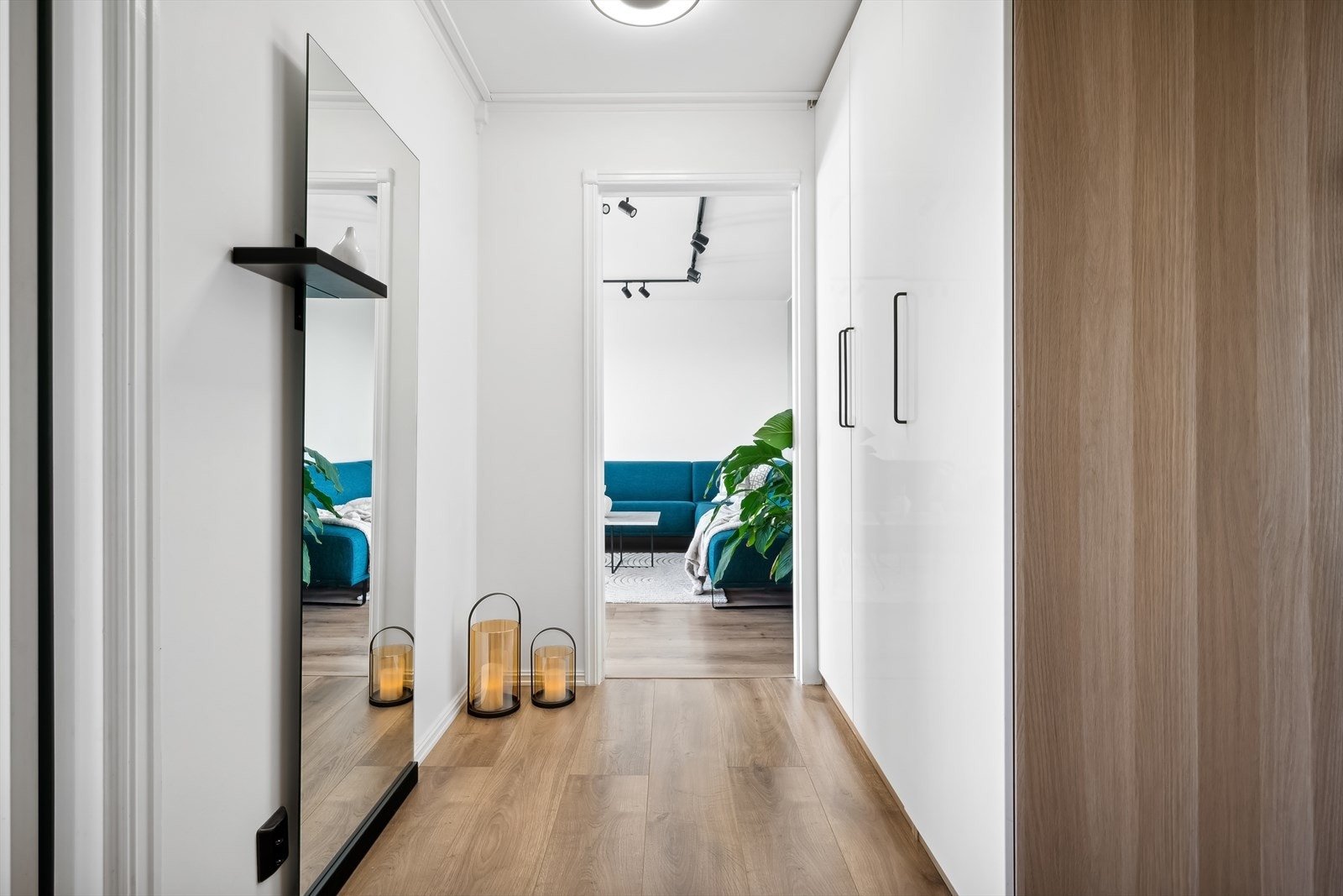 Du ønskes velkommen inn til en romlig entré, med plass til å henge fra deg yttertøy og sette fra deg sko i det praktiske garderobeskapet. Galleribilde