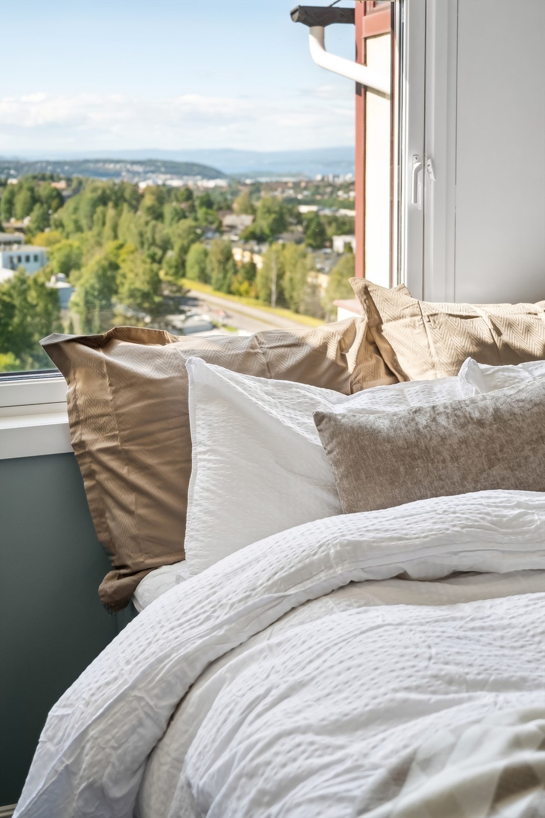 Soverommet vender ut mot rolige omgivelser, som skaper en avslappet atmosfære når en skal legge seg for kvelden. Galleribilde