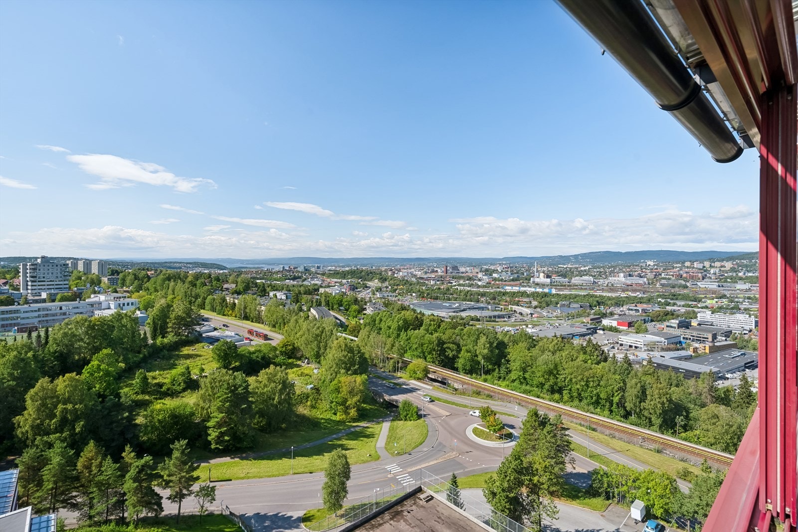 Leiligheten ligger fint usjenert på det populære boligområde på Trosterud. Med kort avstand til alt du måtte trenge i hverdagen. Galleribilde