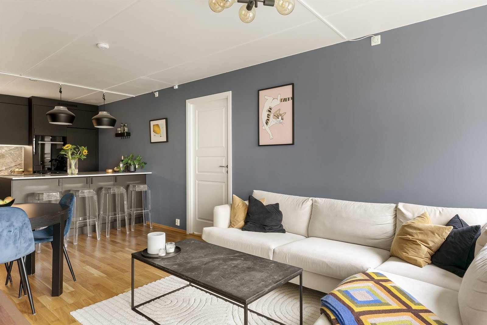 Kjøkkenøyen gir et skille mellom kjøkken og stue samt en ekstra spiseplass! Galleribilde
