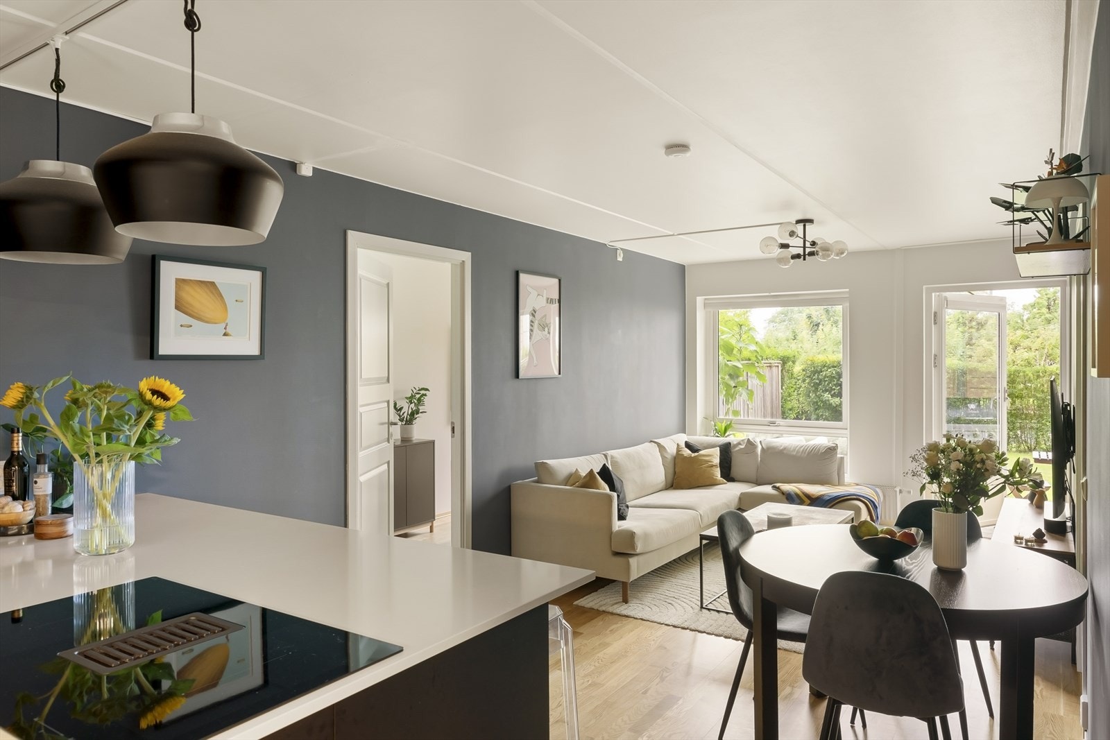Stor stue med masse lys og god plass til sofa og spisebord. Galleribilde