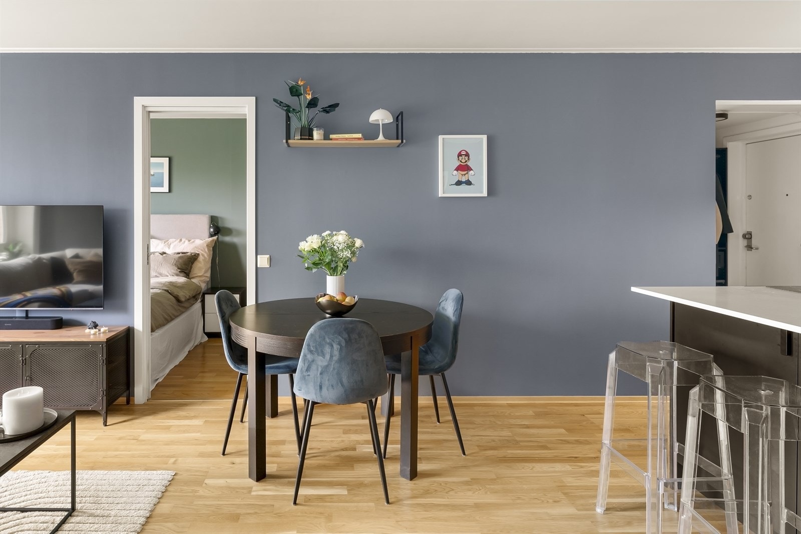 Boligen har gode og naturlige soner for innredning. Galleribilde