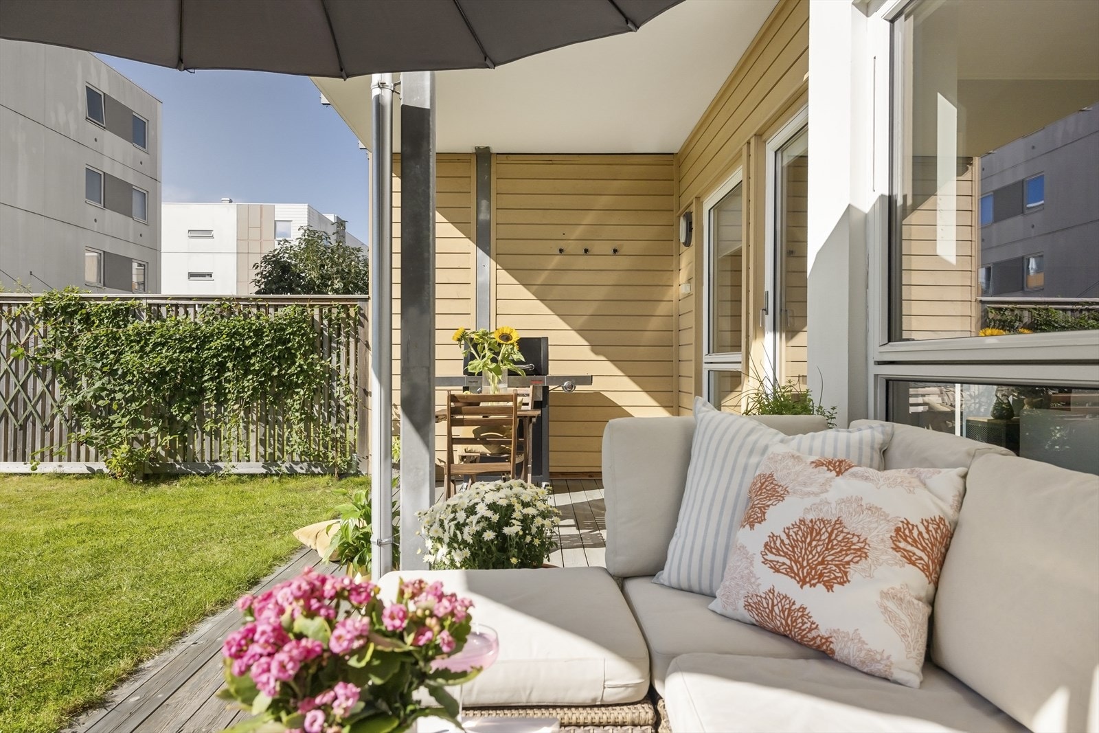 Dette er den perfekte uteplass om sommeren med stor terrasse og hage hvor du kan invitere gjester til hyggelige sammenkomster! Galleribilde