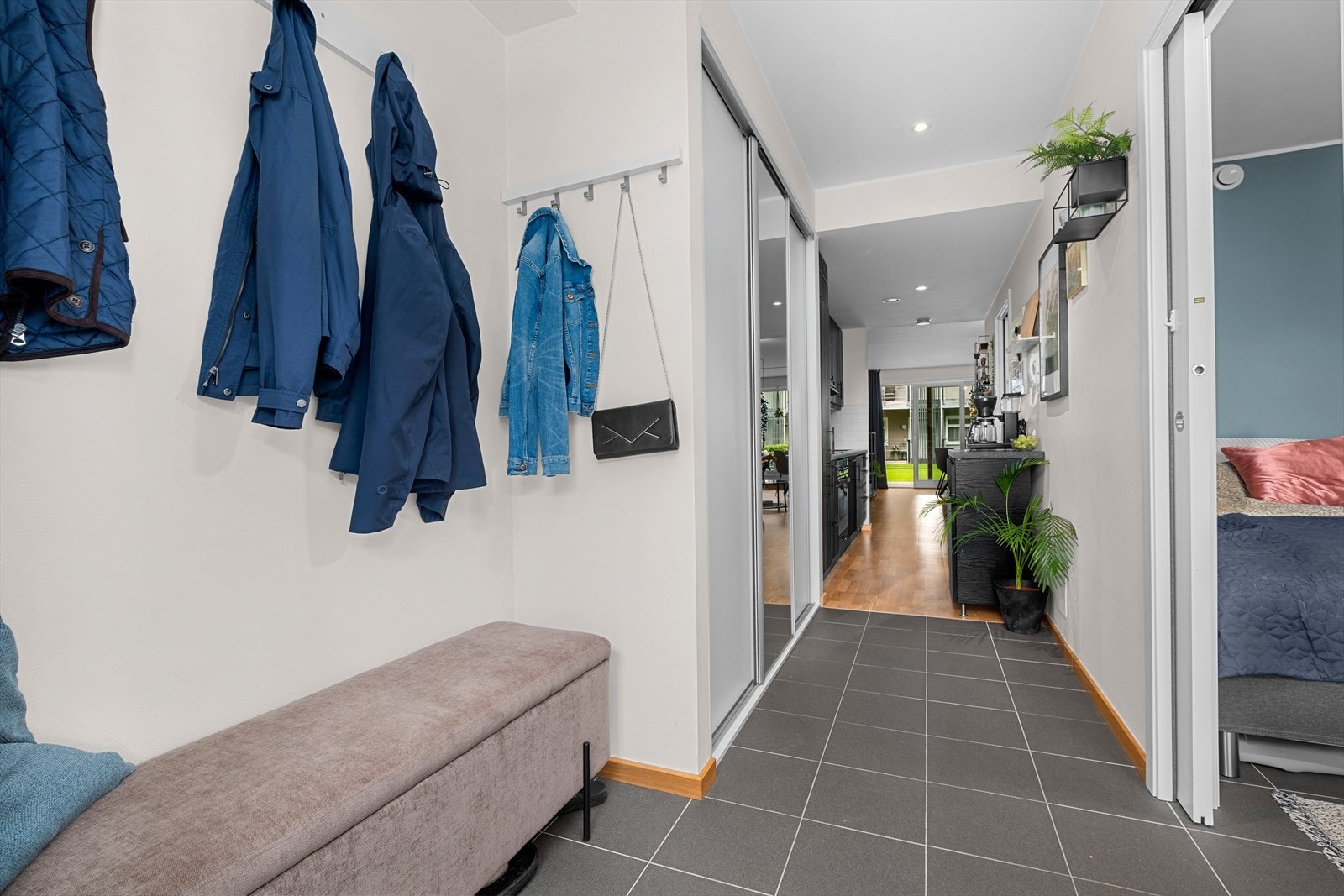 Entreen er på 6m² med flislagt gulv og innebygd skyvedørsgarderobe Galleribilde