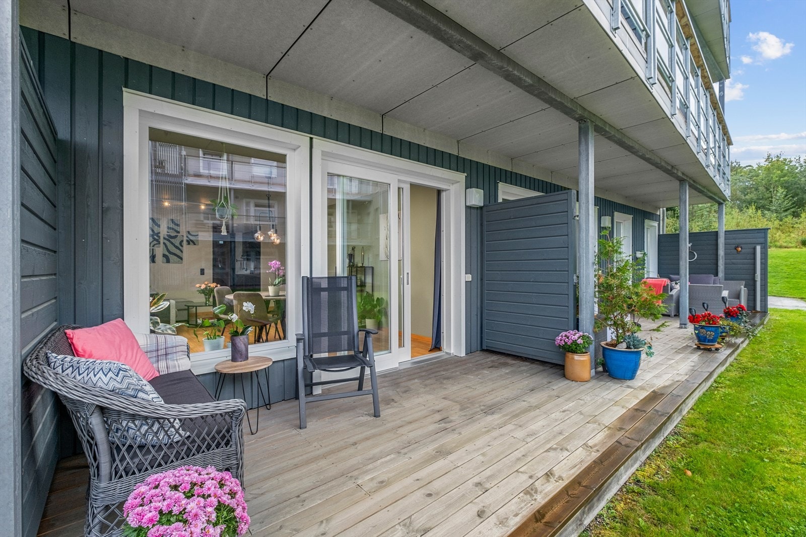 Terrassen er sørvest-vendt og på flotte 9m². Her får du direkte adkomst til fellesarelet selv ved en beliggenhet i 2.etg Galleribilde