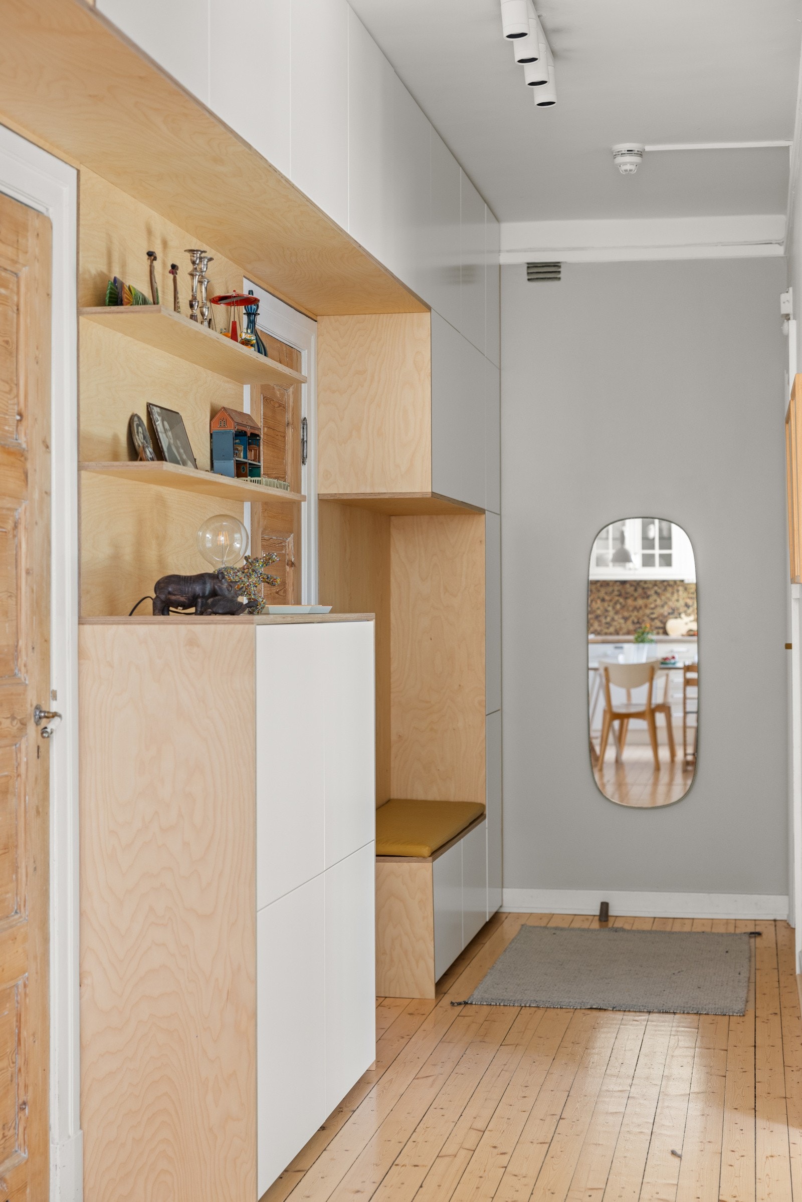 Du ønskes velkommen inn i en lys, innbydende og praktisk entré i byggets 3. etasje. Galleribilde