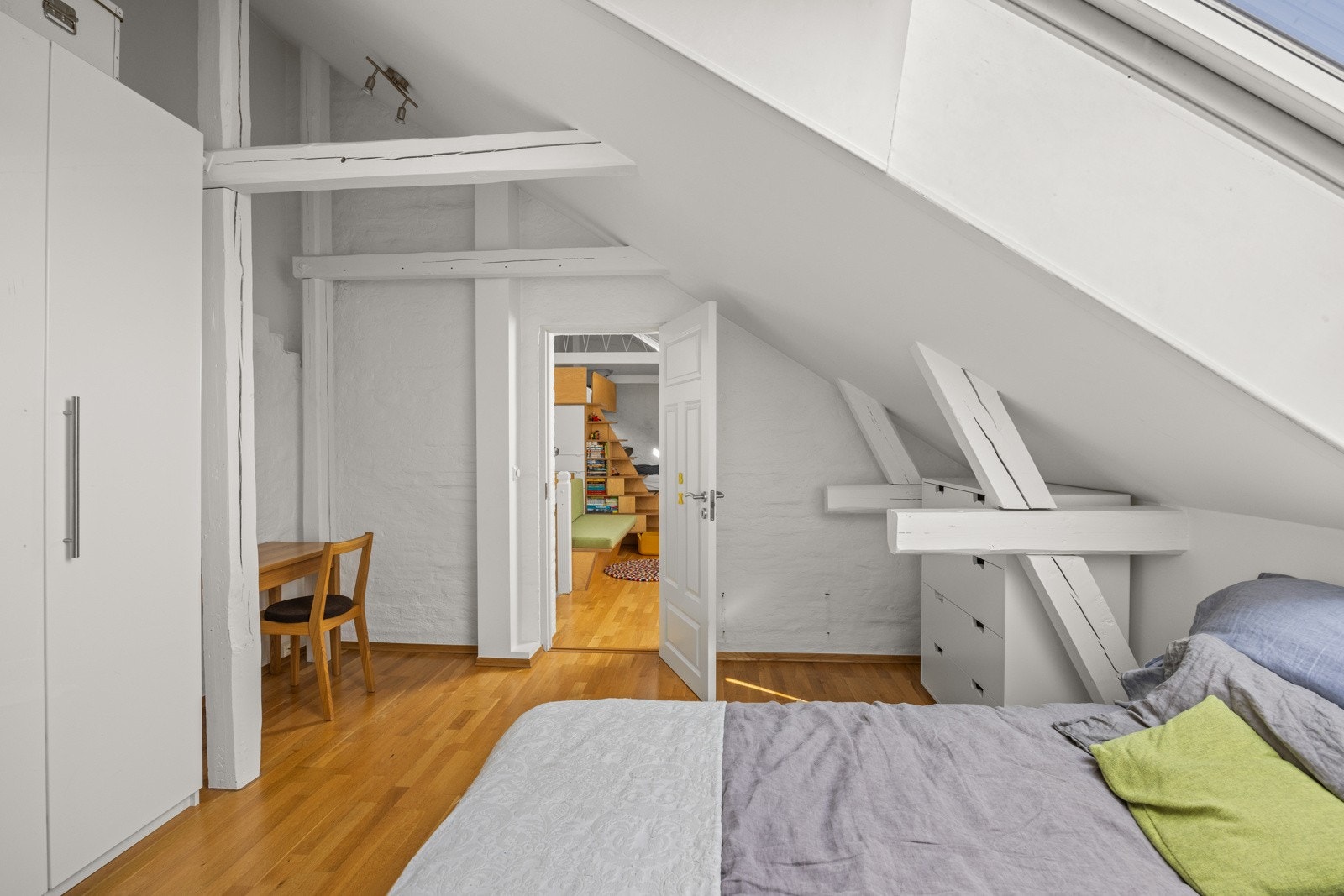 På soverommet har du god plass til en stor dobbeltseng med tilhørende nattbord, samt en kontorpult og kommoder. Galleribilde