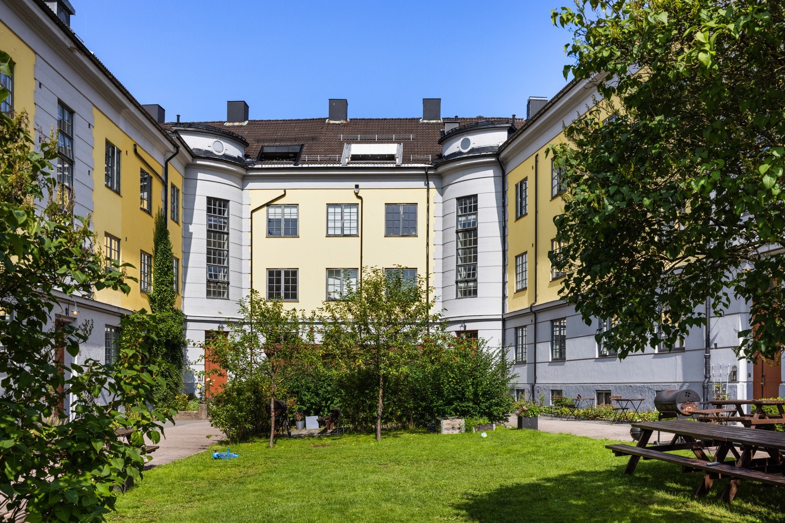 Den parkmessig opparbeidede bakgården som oppleves som en oase for beboerne. Galleribilde
